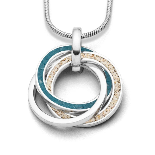 Anhänger "Marina" aus rhodiniertem 925er Sterling-Silber, bestehend aus 3 ineinander verschlungenen Ringen, 2 Ringe mit Strandsand und blauem Steinsand (Kyanit) gefüllt, der dritte Ring in schlichtem Silber.